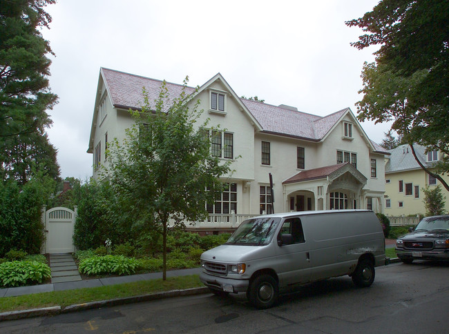 26 Beech Rd in Brookline, MA - Foto de edificio - Building Photo