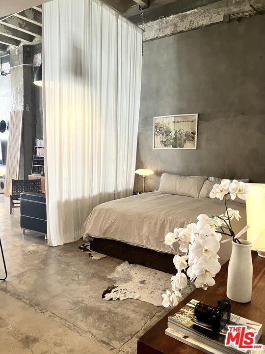 711 S Olive St in Los Angeles, CA - Foto de edificio - Building Photo