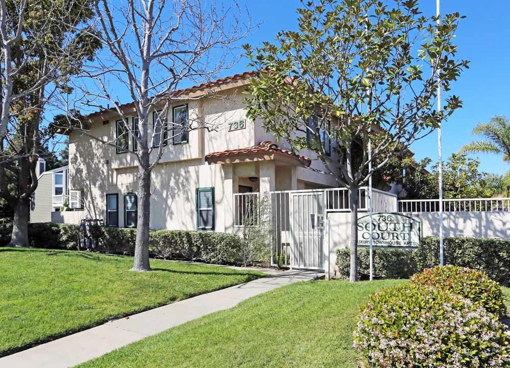 South Court Apartments in Costa Mesa, CA - Foto de edificio