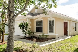 7862 Bristol Park Dr in Apollo Beach, FL - Building Photo - Building Photo