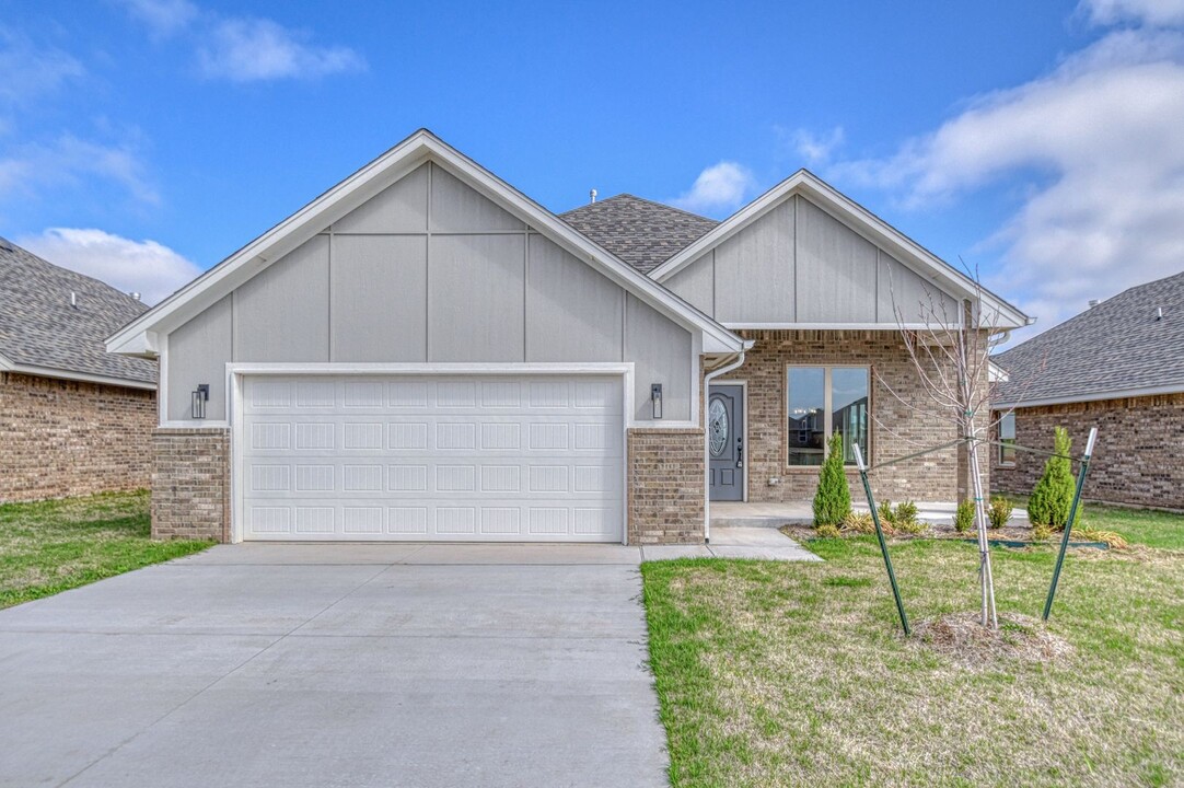 9329 Northwest 142nd Street in Yukon, OK - Foto de edificio