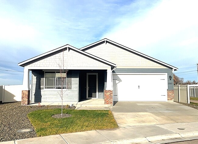 property at 1565 N Barkvine Ave