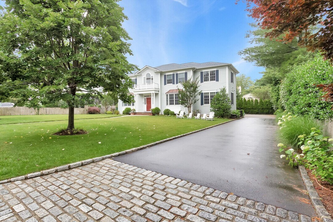 11 Plandome Dr in Plandome, NY - Building Photo