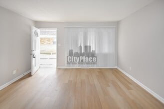 2410 N Lesley Ave in Indianapolis, IN - Foto de edificio - Building Photo