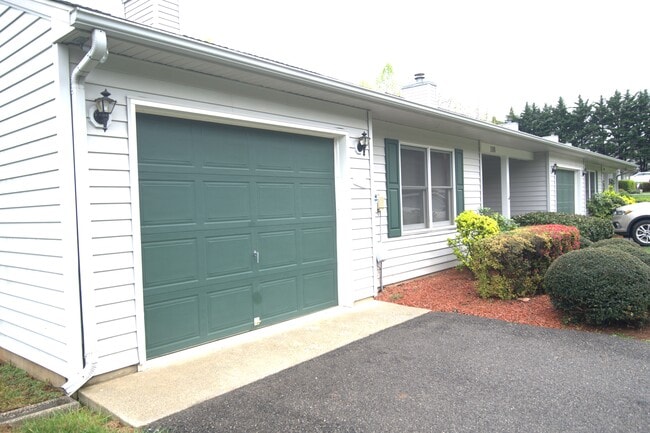 140 Oldfield Rd in Moneta, VA - Building Photo - Building Photo