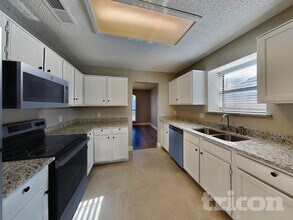 6211 Minuteman Ln in Arlington, TX - Foto de edificio - Building Photo