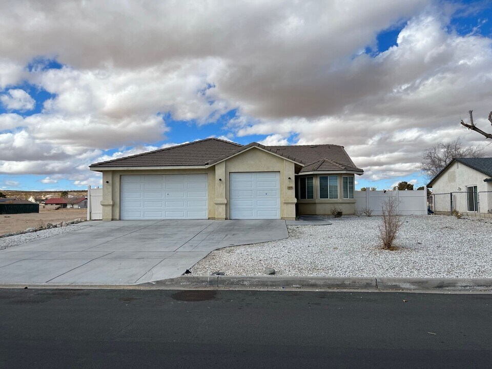 13910 Rivers Edge Rd in Helendale, CA - Foto de edificio