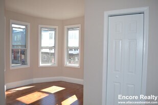 241 Maverick St, Unit 2 in Boston, MA - Building Photo