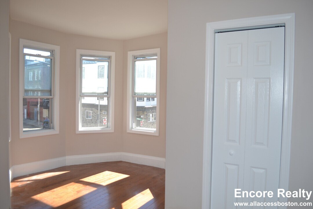 241 Maverick St, Unit 2 in Boston, MA - Foto de edificio