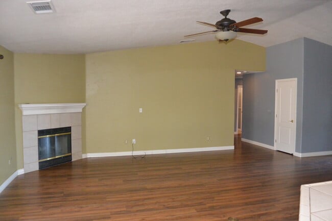 2531 E Mary Ave in Visalia, CA - Building Photo - Building Photo