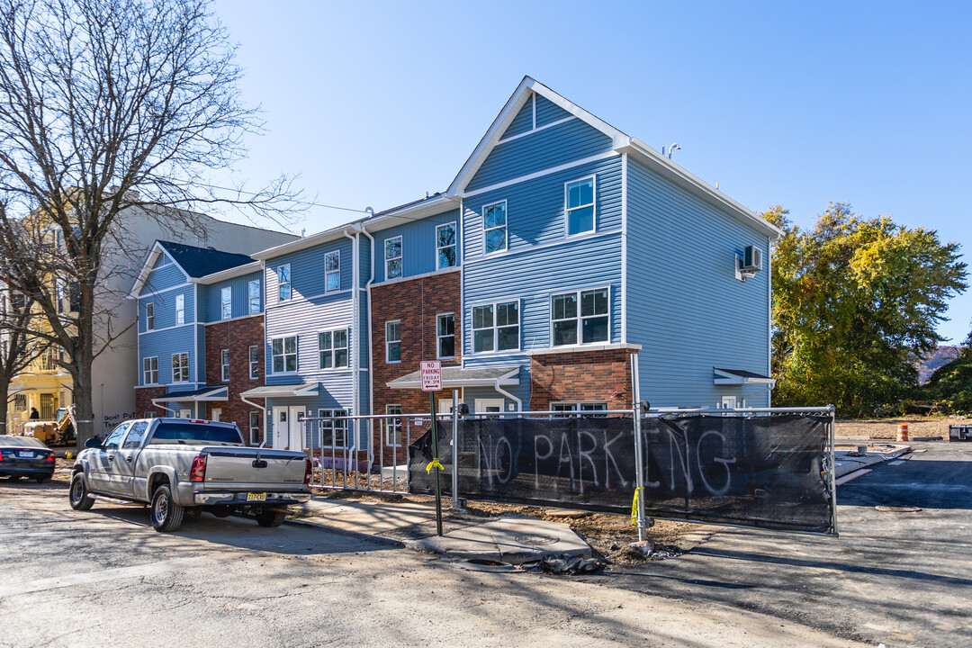 Point & Ravine in Yonkers, NY - Building Photo