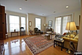 5 Tenakill Park E, Unit 106 in Cresskill, NJ - Building Photo - Building Photo