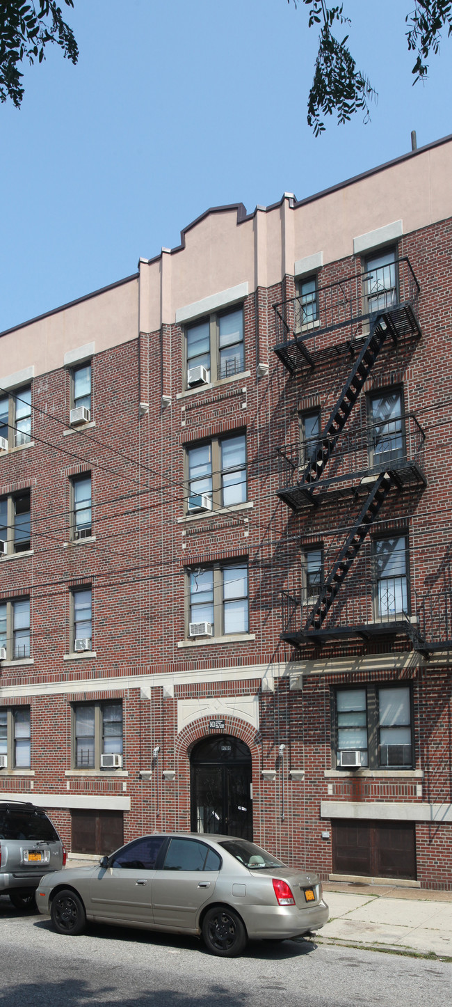 97-05 103rd St in Ozone Park, NY - Foto de edificio - Building Photo