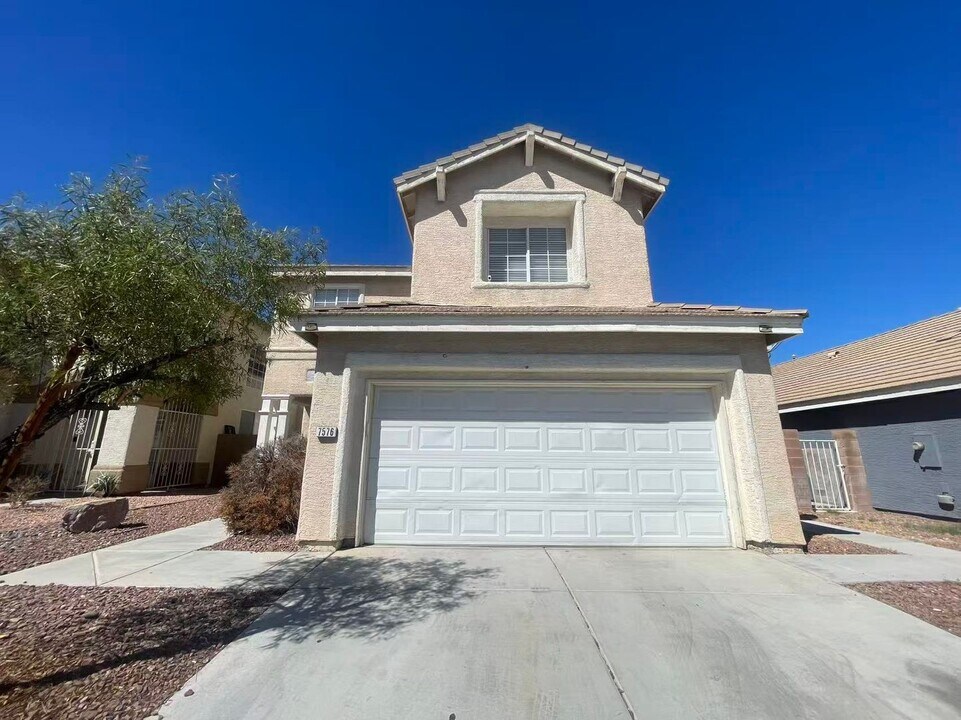 7576 Edgerton Dr in Las Vegas, NV - Foto de edificio