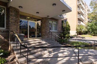 Benny Crescent Apartments in Montréal, QC - Building Photo - Building Photo