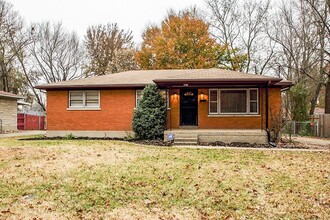 3021 Teakwood Cir in Louisville, KY - Building Photo - Building Photo