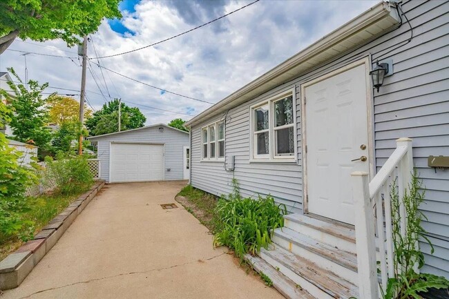 614 Dewitt St, Unit 2 in Portage, WI - Foto de edificio - Building Photo