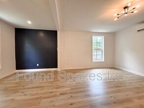 210 Burlington St E in Hamilton, ON - Building Photo - Building Photo