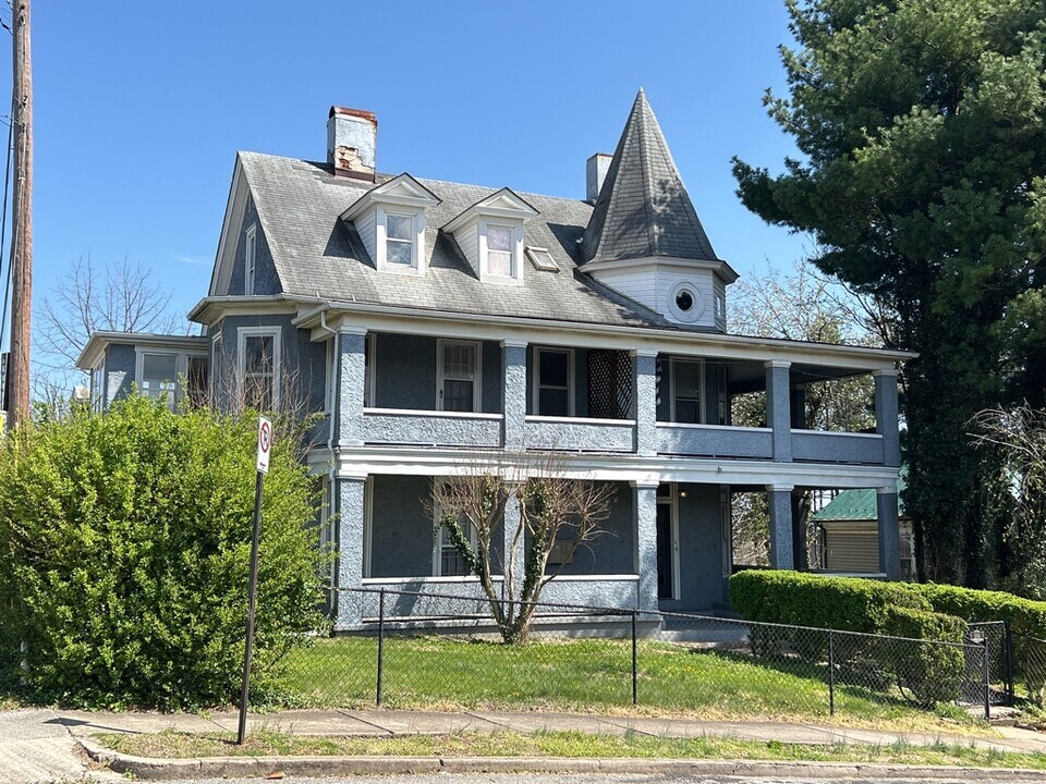 916 2nd St SW in Roanoke, VA - Building Photo