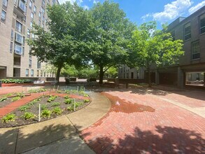 33 Pond Ave, Unit 309 in Brookline, MA - Foto de edificio - Building Photo