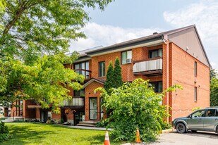 3882 Sainte-Rose Boul in Laval, QC - Building Photo