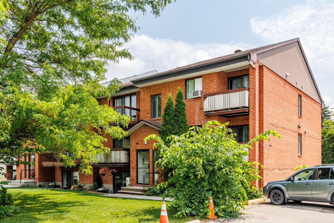 3882 Sainte-Rose Boul in Laval, QC - Building Photo