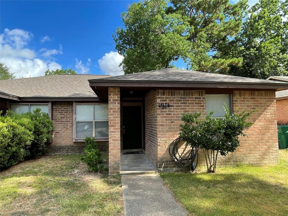 1617 Hazelwood St-Unit -A in Conroe, TX - Foto de edificio