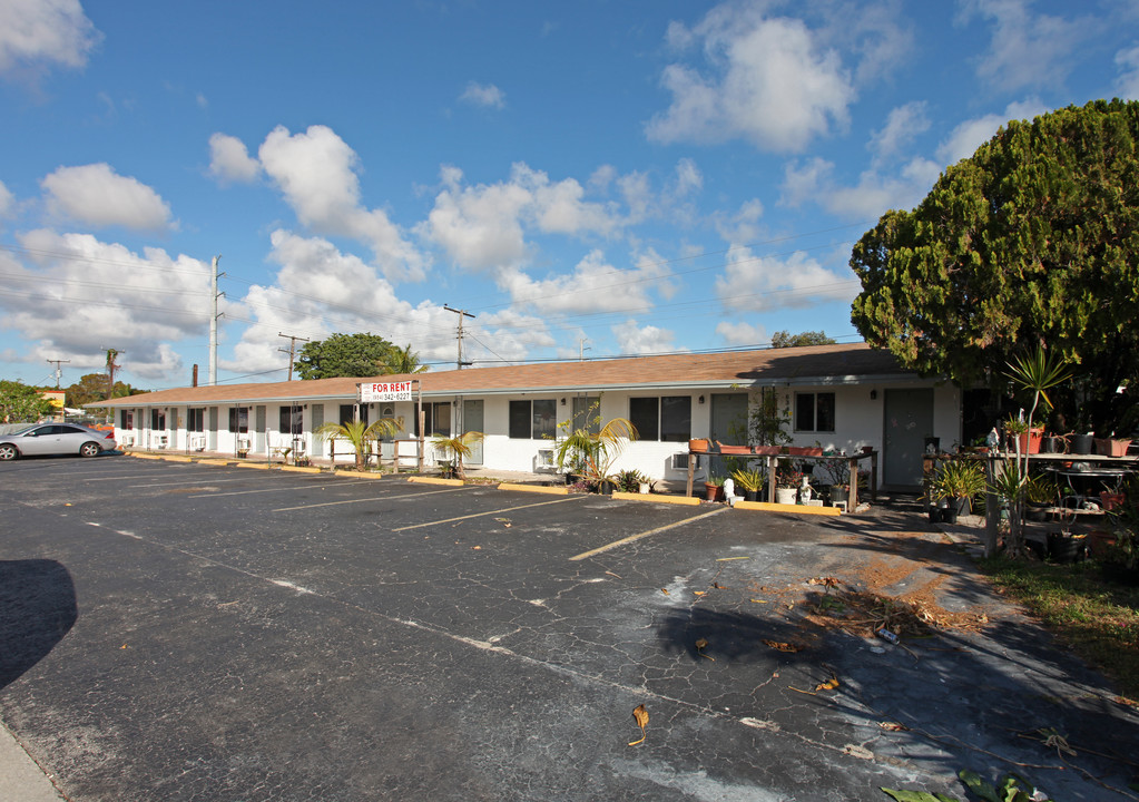 Pembroke Villas in Hollywood, FL - Building Photo