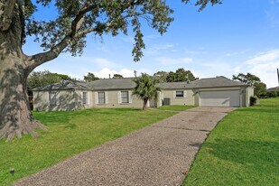 5100 Goose Creek Dr in Baytown, TX - Building Photo