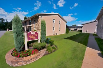 Hallmark Village Apartments in Hamburg, NY - Foto de edificio - Building Photo