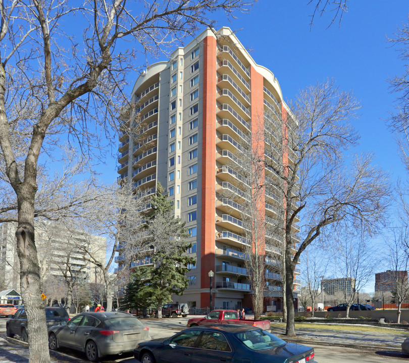 Grandin Manor in Edmonton, AB - Building Photo