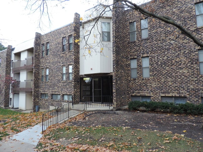 2275 Country Club Dr in Woodridge, IL - Building Photo - Building Photo
