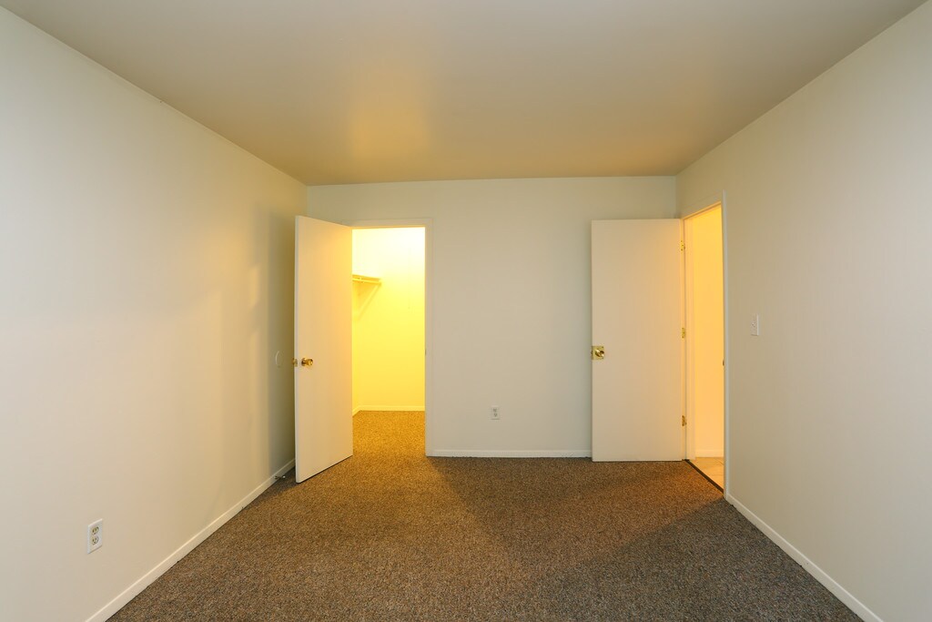 Country Chalet Apartments Zion, IL Apartments