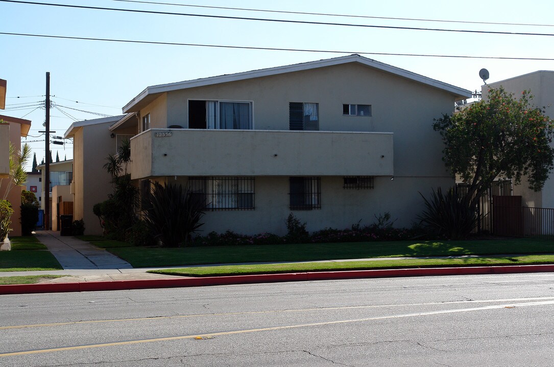 12336 Inglewood Ave in Hawthorne, CA - Foto de edificio