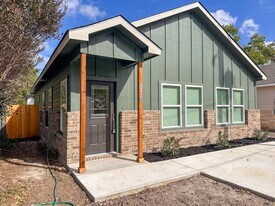 815 5th in Lockhart, TX - Building Photo