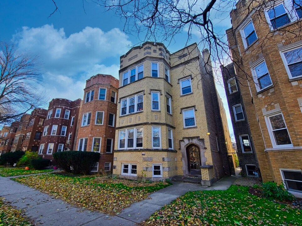 2051 W Farragut Ave in Chicago, IL - Building Photo