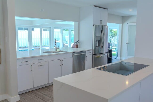 2730 NE 40th Ct in Lighthouse Point, FL - Foto de edificio - Building Photo