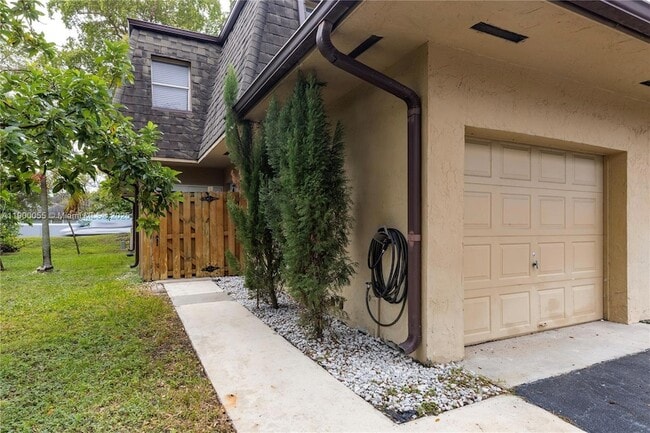 14237 SW 94th Cir Ln in Miami, FL - Building Photo - Building Photo