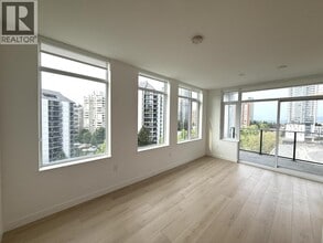 6468 Willingdon Ave in Burnaby, BC - Building Photo - Building Photo