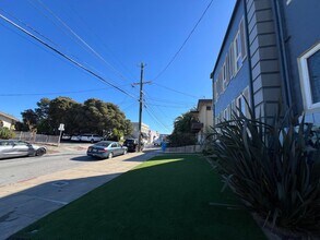 1217 Capuchino Ave in Burlingame, CA - Building Photo - Building Photo