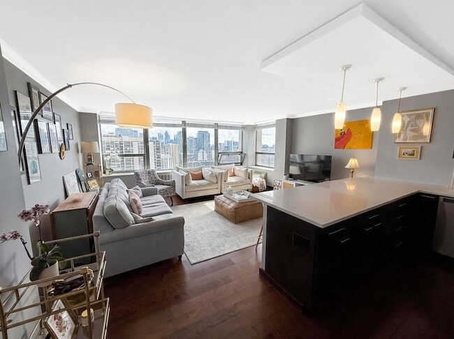 1460 N Sandburg Terrace, Unit 2805A in Chicago, IL - Building Photo - Building Photo