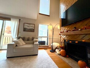 8254 Beehive Cir in Liverpool, NY - Foto de edificio - Building Photo