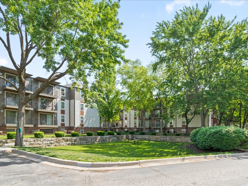 Highpointe Apartments in Overland Park, KS - Building Photo