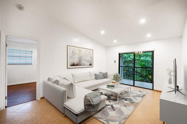 927 NE 199th St in North Miami Beach, FL - Building Photo - Building Photo