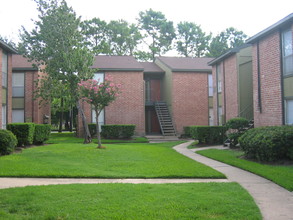 Retreat on Roslyn in Houston, TX - Building Photo - Building Photo