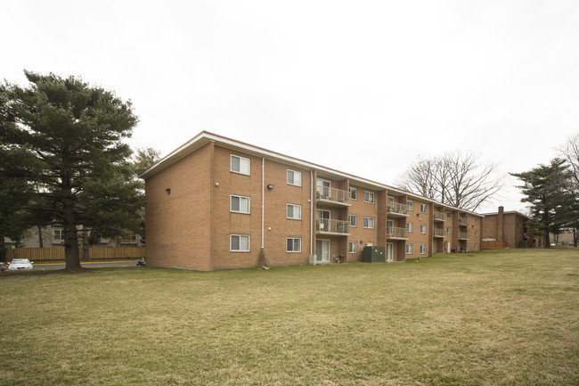 Hartland Manor in Vienna, VA - Building Photo - Building Photo