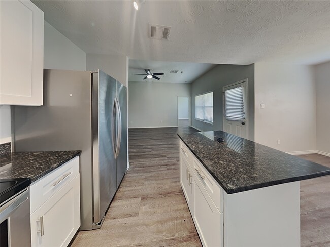 2616 Cobia Ct in Texas City, TX - Building Photo - Building Photo