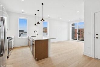 3219 N Elston Ave in Chicago, IL - Building Photo - Building Photo