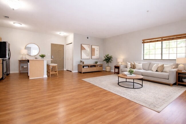 Apartments at The Schoolhouse in South Park, PA - Foto de edificio - Building Photo