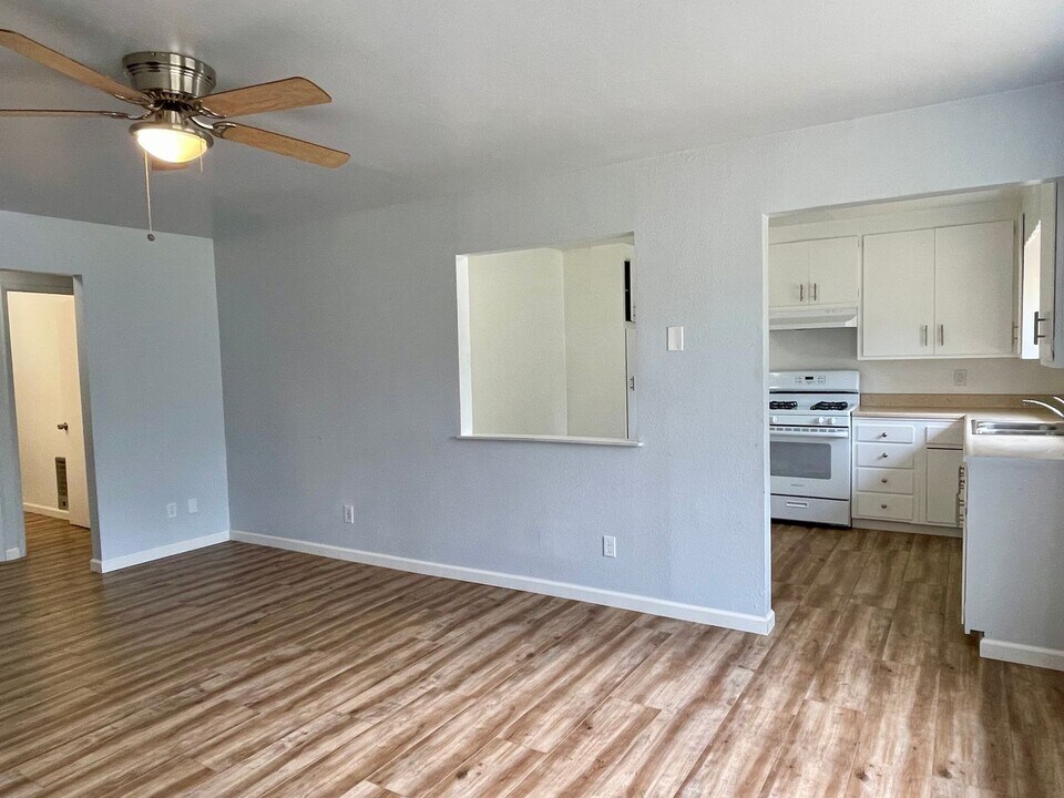 5205 Elm Ln in Redding, CA - Building Photo